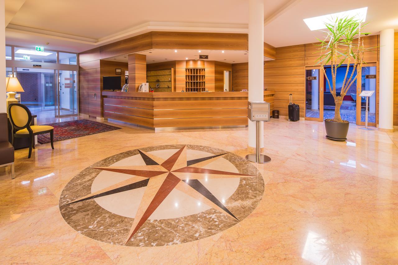 Hotel Coronado เมนดริซิโอ ภายนอก รูปภาพ